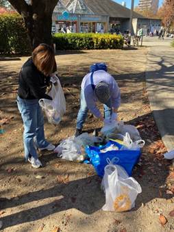 屋外, 人, 子供, 座る が含まれている画像

AI 生成コンテンツは誤りを含む可能性があります。