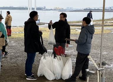 人, 屋外, 民衆, 立つ が含まれている画像

AI 生成コンテンツは誤りを含む可能性があります。